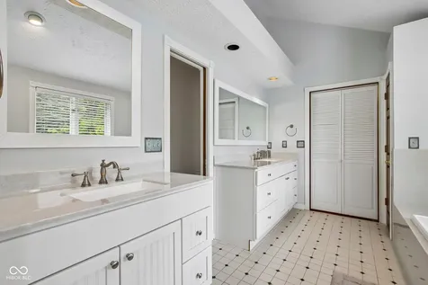 1371 Bur Oak Court Avon IN 46123