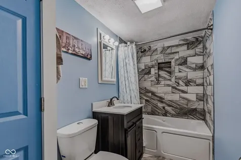 2094 Shady Columbus IN 47201