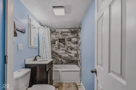 2094 Shady Columbus IN 47201