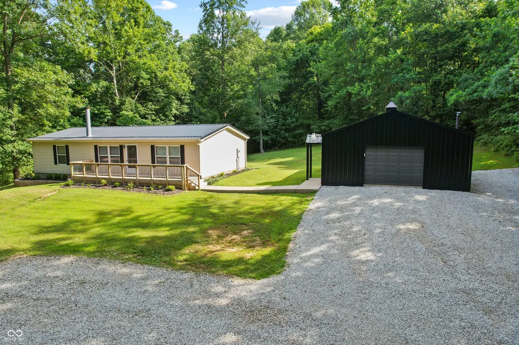 5542 E Washboard Road Bloomfield IN 47424