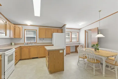 5542 E Washboard Road Bloomfield IN 47424