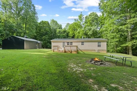 5542 E Washboard Road Bloomfield IN 47424