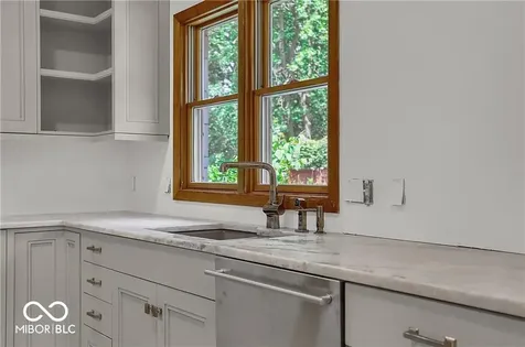760 W Pine Street Zionsville IN 46077