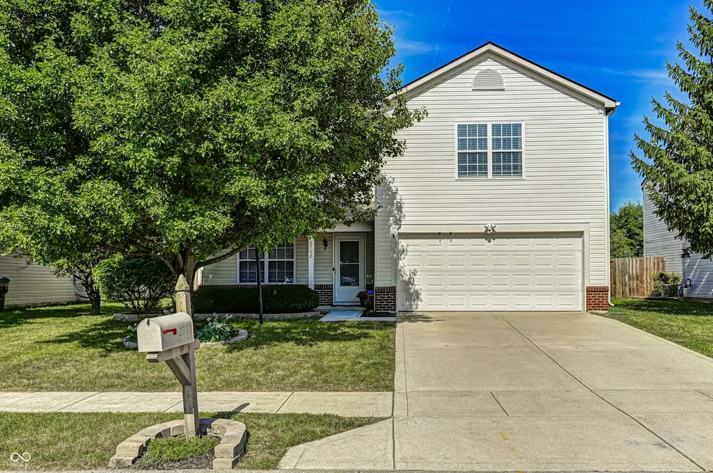 2732 Monarchy Lane Greenwood IN 46143