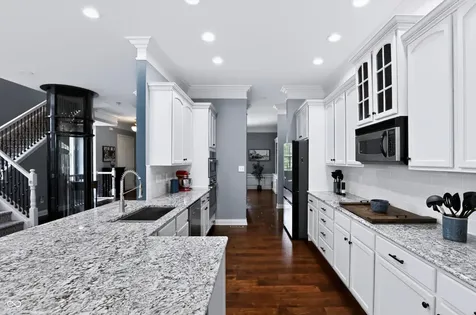 200 Manchester Drive Zionsville IN 46077