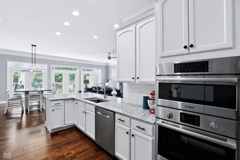 200 Manchester Drive Zionsville IN 46077