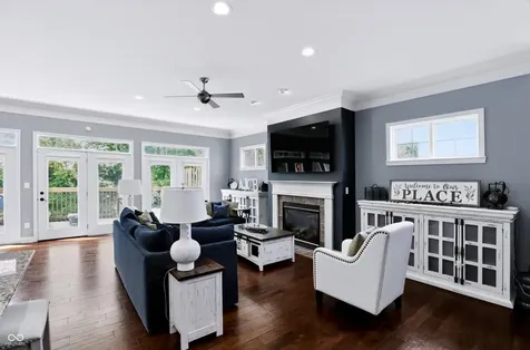 200 Manchester Drive Zionsville IN 46077