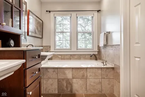 385 S Sixth Street Zionsville IN 46077