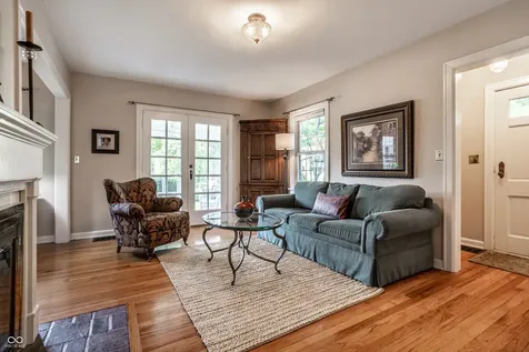 385 S Sixth Street Zionsville IN 46077