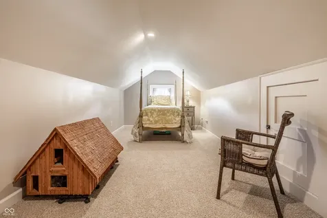 385 S Sixth Street Zionsville IN 46077