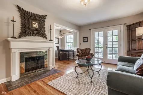 385 S Sixth Street Zionsville IN 46077