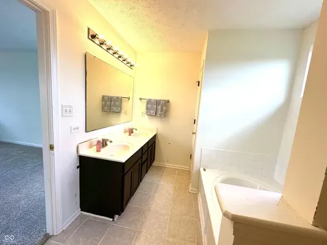 10142 Ironway Drive Indianapolis IN 46239