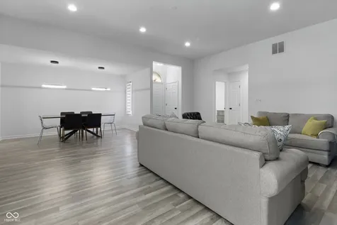 8951 Pennwood Court Indianapolis IN 46240
