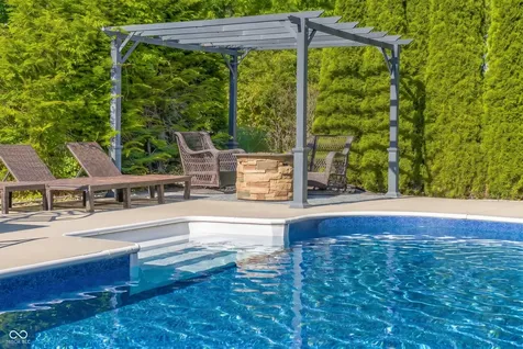 2561 Apple Blossom Lane Columbus IN 47201