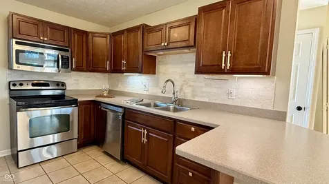 2829 Somerset Bay Indianapolis IN 46240