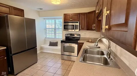 2829 Somerset Bay Indianapolis IN 46240