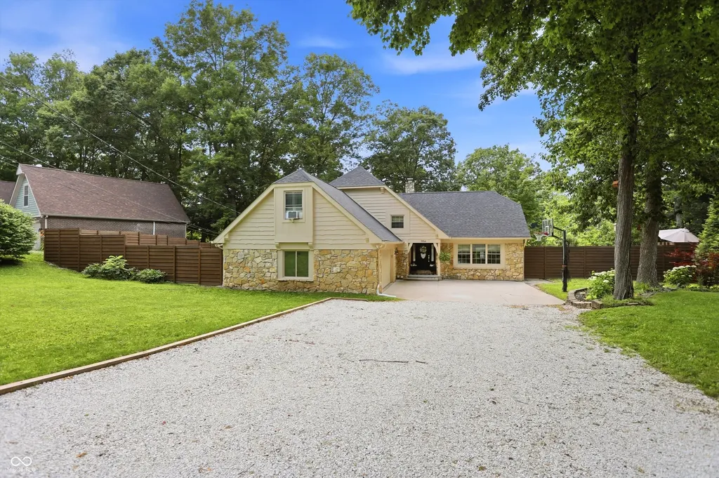1954 Lakeview Drive Avon IN 46123