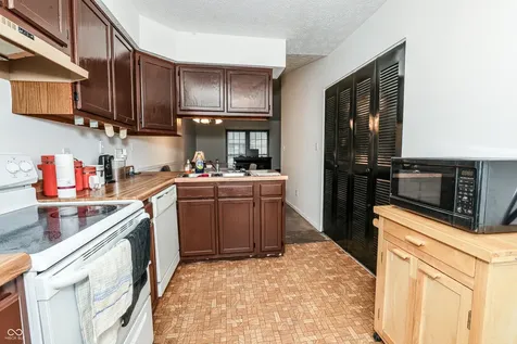 1804 Queensbridge Circle Indianapolis IN 46219