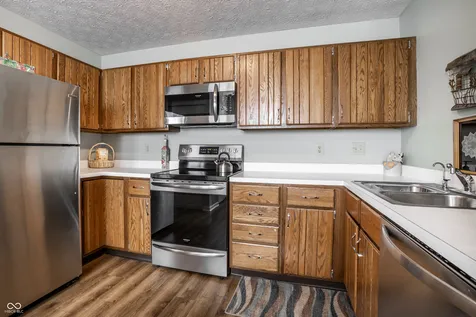 7404 Harbour Isle Indianapolis IN 46240