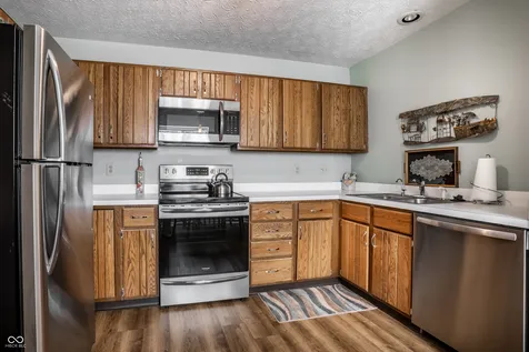 7404 Harbour Isle Indianapolis IN 46240