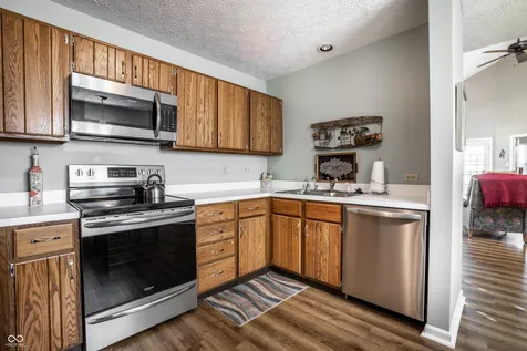 7404 Harbour Isle Indianapolis IN 46240