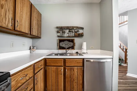 7404 Harbour Isle Indianapolis IN 46240