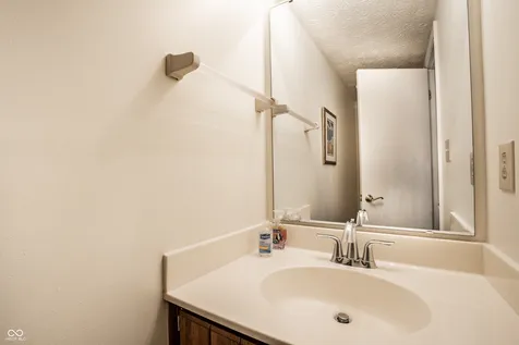 7404 Harbour Isle Indianapolis IN 46240