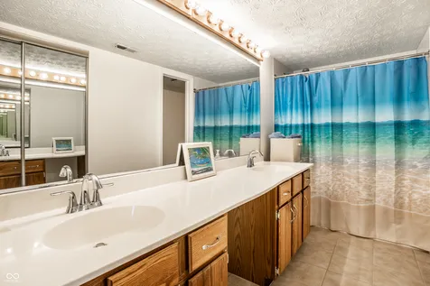 7404 Harbour Isle Indianapolis IN 46240