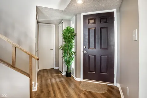 7404 Harbour Isle Indianapolis IN 46240