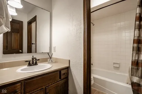 255 Camden Drive Zionsville IN 46077