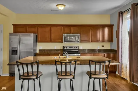 1975 Lakecrest Drive Columbus IN 47201