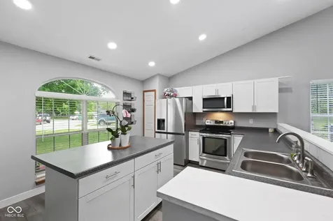 6677 Wimbledon Drive Zionsville IN 46077