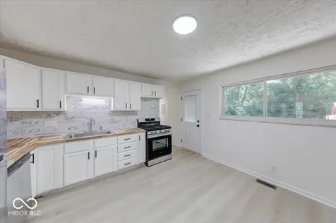 10016 Meadowlark Manor Indianapolis IN 46235