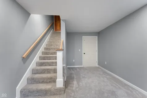 906 Hummingbird Lane Columbus IN 47203
