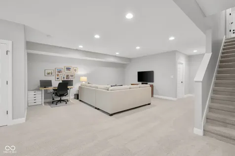 2013 Deer Creek Circle Columbus IN 47201