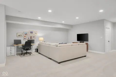 2013 Deer Creek Circle Columbus IN 47201