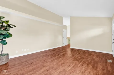 1483 Bridle Way Columbus IN 47201