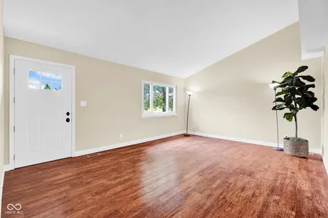 1483 Bridle Way Columbus IN 47201