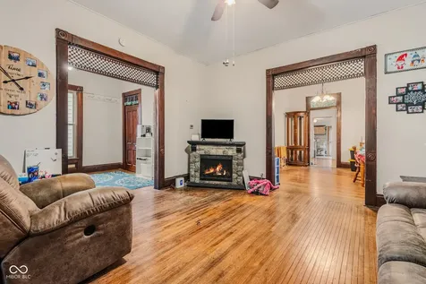 634 Hutchins Avenue Columbus IN 47201