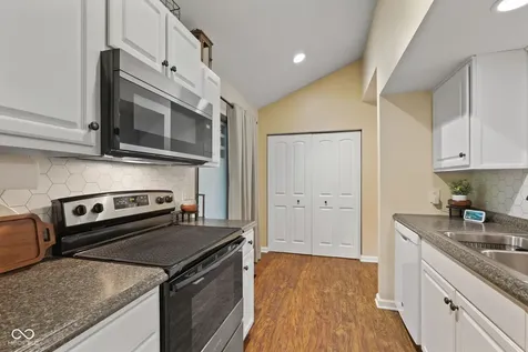 5643 Twin Lakes Court Indianapolis IN 46237