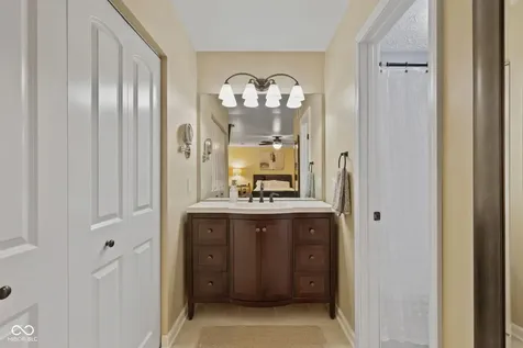 5643 Twin Lakes Court Indianapolis IN 46237