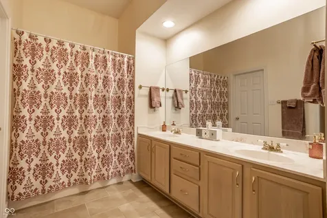 9729 Oakhaven Court Indianapolis IN 46256