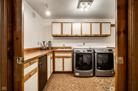 8161 Beech Knoll Indianapolis IN 46256
