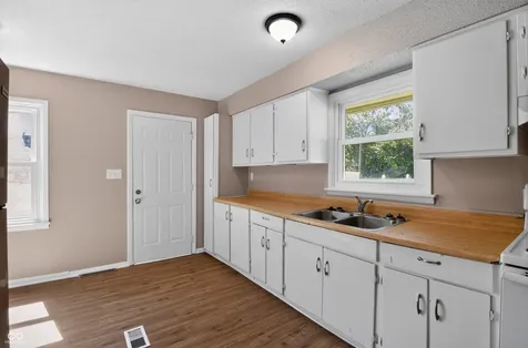 4916 E 39th Street Indianapolis IN 46226