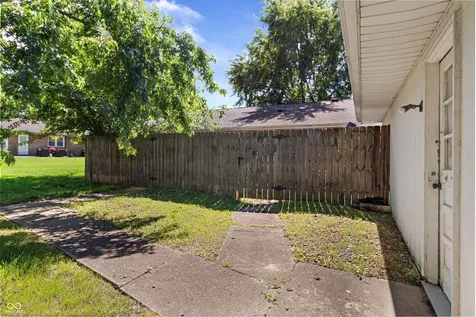 5304 5306 Hemlock Muncie IN 47304