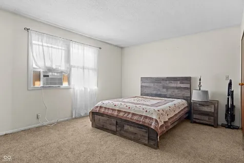 5304 5306 Hemlock Muncie IN 47304