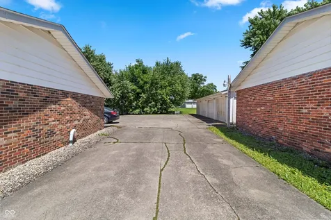 5304 5306 Hemlock Muncie IN 47304