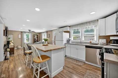 221 Della Road Columbus IN 47203