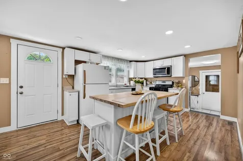 221 Della Road Columbus IN 47203