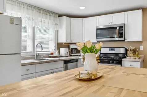 221 Della Road Columbus IN 47203